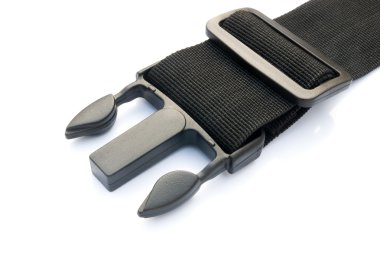 Beyaz arka plan üzerinde klibi siyah emniyet kemeri