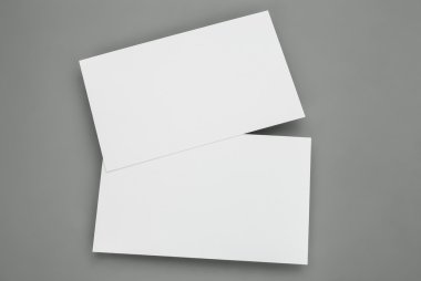 tarjetas en blanco sobre fondo gris