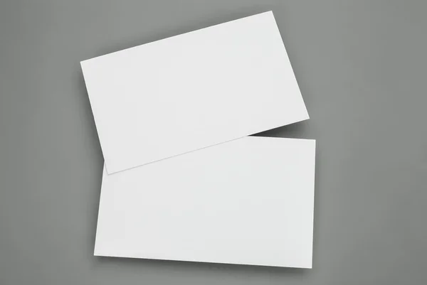 Tarjetas en blanco sobre fondo gris — Stok fotoğraf