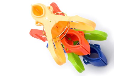 Beyaz üzerinde dört adet renkli clothespins biriktirecek