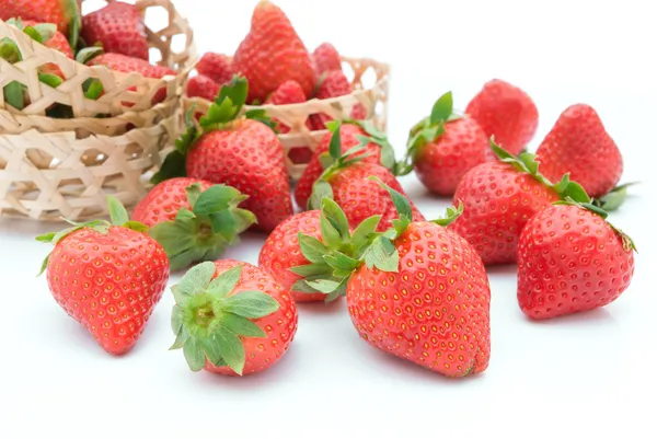 Fresas y cestas tejidas sobre fondo blanco — Foto de Stock