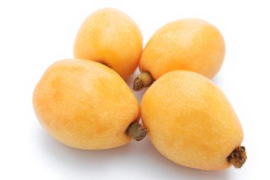 Beyaz arka plan üzerinde taze yenidünya muşmulası meyve