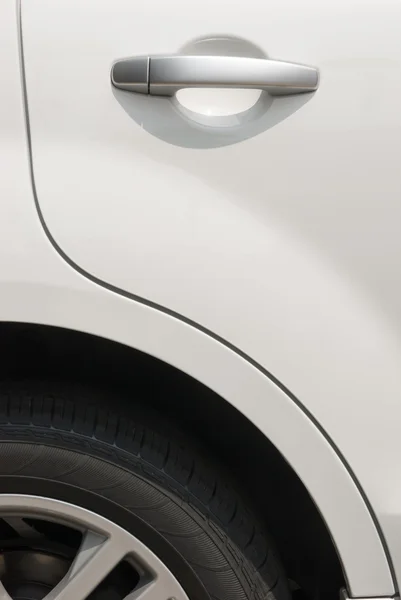 Deur en band voor een witte auto — Stockfoto