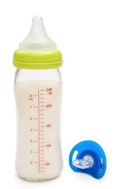 kırpma yolu ile bebek şişe ve mavi emzik