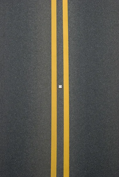 アスファルトに二重黄色線ディバイダー — ストック写真