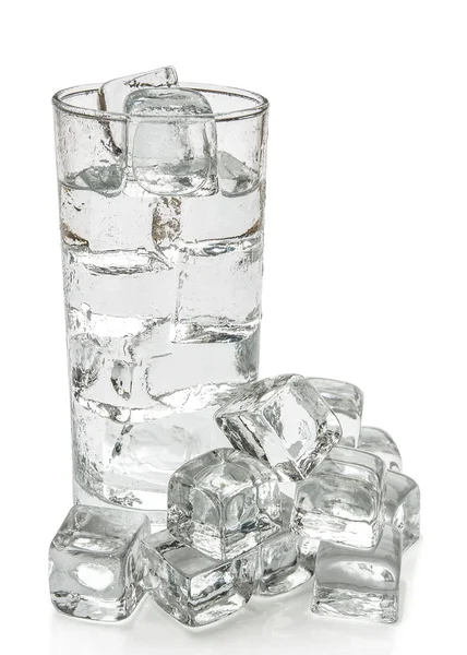 Copo de água e cubos de gelo com caminho de recorte — Fotografia de Stock