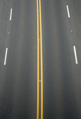 Çift sarı çizgiler ve asfalt üzerinde beyaz çizgiler bölücü