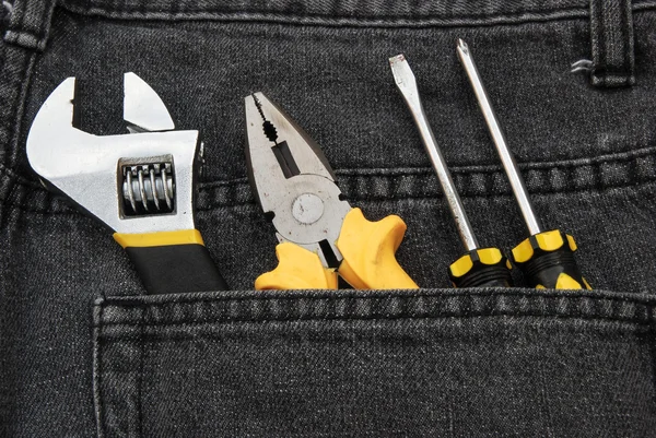 Εργαλεία στην πίσω τσέπη ένα μαύρο jean — Φωτογραφία Αρχείου