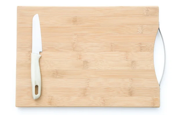 Cuchillo en una tabla de cortar de madera con camino de recorte —  Fotos de Stock