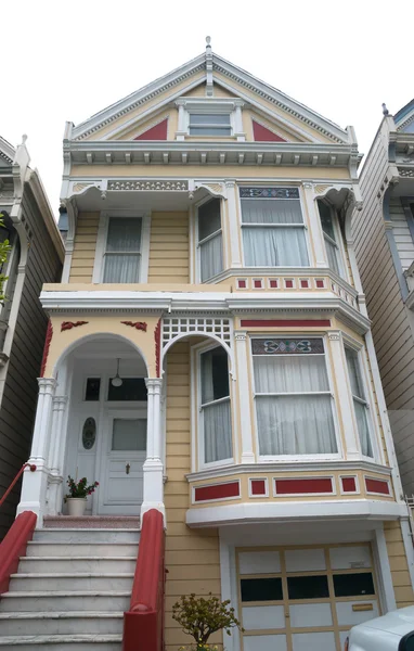 Casa victoriana histórica en San Francisco California EE.UU. — Foto de Stock