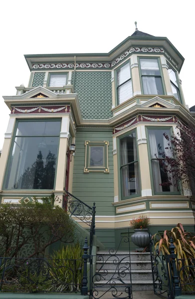 Casa victoriana histórica en San Francisco California EE.UU. — Foto de Stock