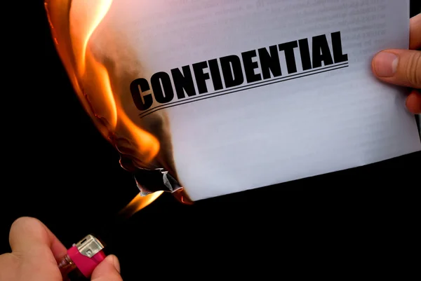 Burning a confidential paper document — Stock Photo, Image