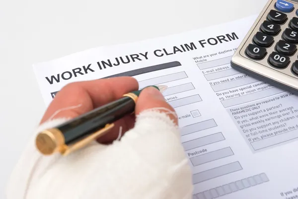 Filling up a work injury claim form — Stock Photo, Image