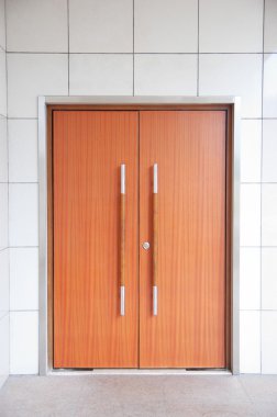 bir binanın kapısına