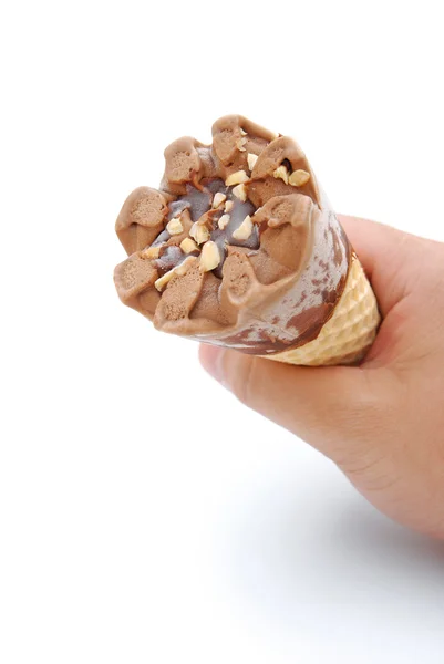 Mano sosteniendo un cono de helado con camino de recorte — Foto de Stock