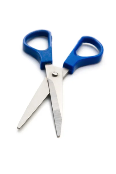 Boční pohled modré nůžky na bílém s ořezovou cestou — Stock fotografie