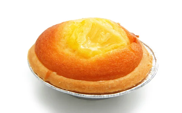 Яичный пирог на белом с вырезкой — стоковое фото