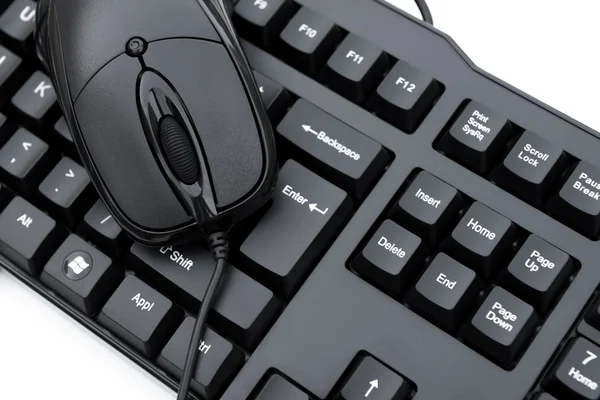 Mouse preto sobre teclado preto — Fotografia de Stock