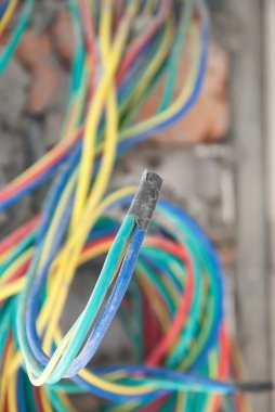 yarım kalan duvar çok renkli elektrik kabloları