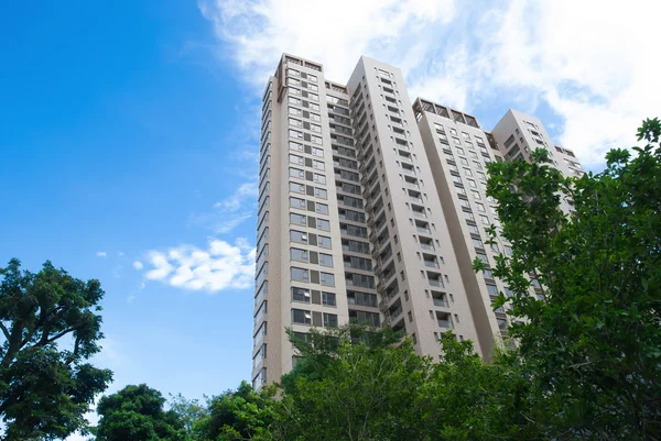 Edificio alto de apartamentos bajo cielo azul — Foto de Stock