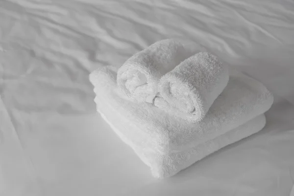 在酒店房间床上的毛巾 — 图库照片