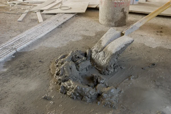 Mortero de cemento en un apartamento en construcción —  Fotos de Stock