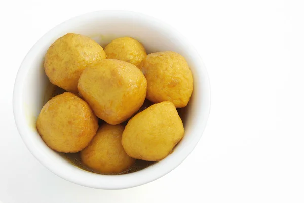 Vista superior bolas de pescado sabor curry en tazón con camino de recorte —  Fotos de Stock