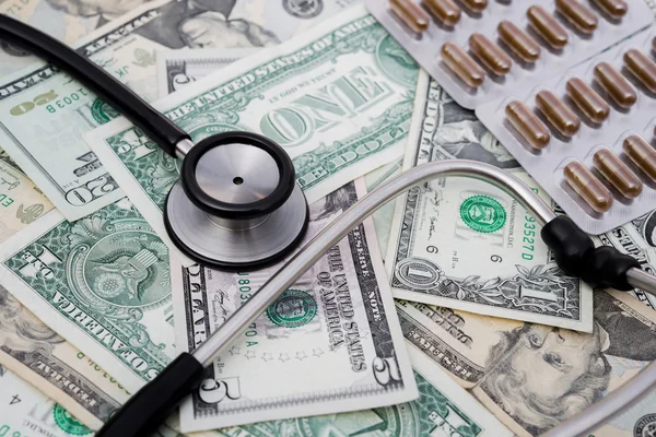 Stéthoscope et pilules et argent américain, concept de réforme des soins de santé — Photo