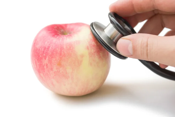 Oír una manzana con estetoscopio con camino de recorte, concepto médico — Foto de Stock