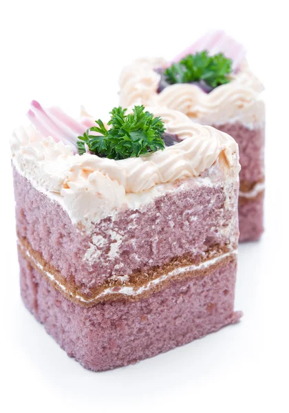 Сирень торт со сливками поверх белого — стоковое фото