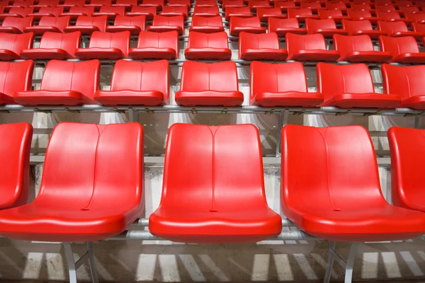 Червоний стадіон сидінь — стокове фото