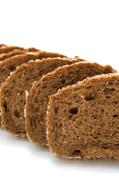 Кусочки хлеба с кунжутом и семян дыни на белом фоне — стоковое фото