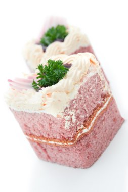 yan görünümü leylak kek krem beyaz üzerine üstte