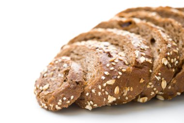 beyaz zemin üzerine susam ve kavun tohumu ekmek dilimleri