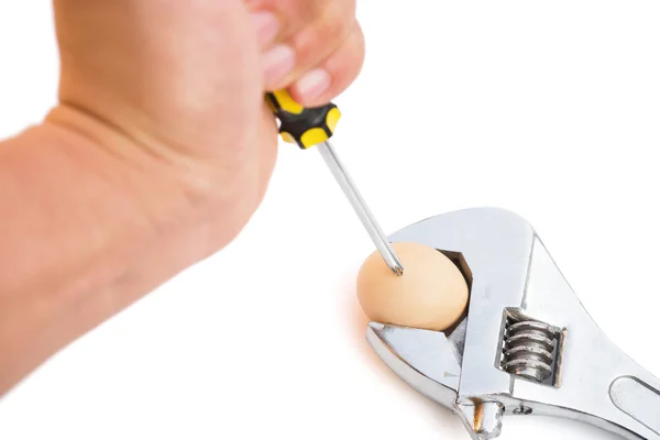 Huevo y llave inglesa y destornillador con camino de recorte —  Fotos de Stock