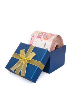 büyük mavi bir hediye kutusunda kırpma yoluyla dikey rmb yığını