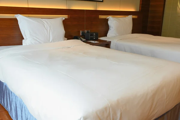 酒店的客房双人床 — 图库照片