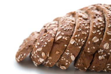 yan görünümü beyaz zemin üzerine susam ve kavun tohumu ekmek dilimleri