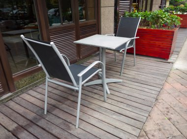 Tablo bir restoran dışında hareket eden fotoğraf ayarla