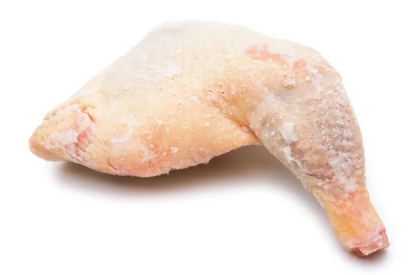 Pierna de pollo congelada sobre un fondo blanco con camino de recorte — Foto de Stock