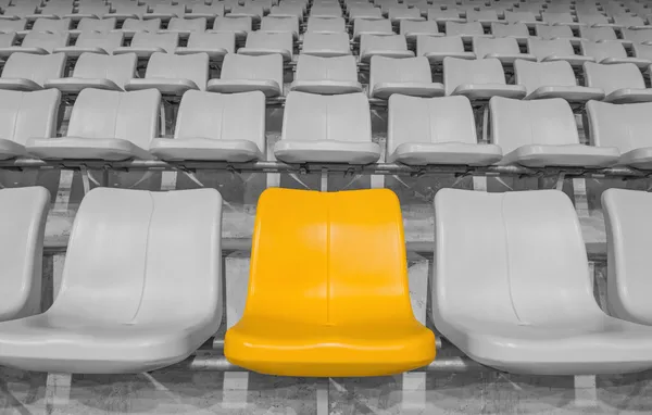 突出显示的黄色体育场座位 — 图库照片