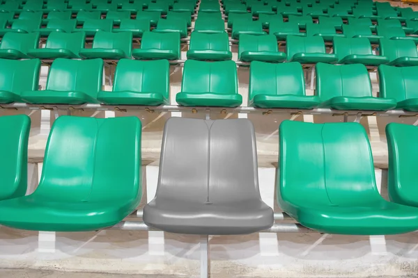 Grå stadium seat mellan gröna platser — Stockfoto