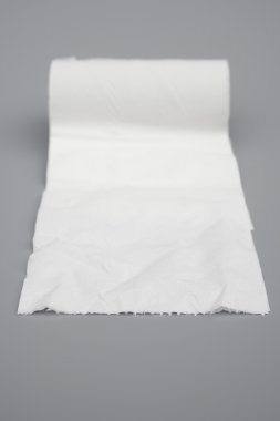 tuvalet kağıdı gri arka plan üzerinde kapat