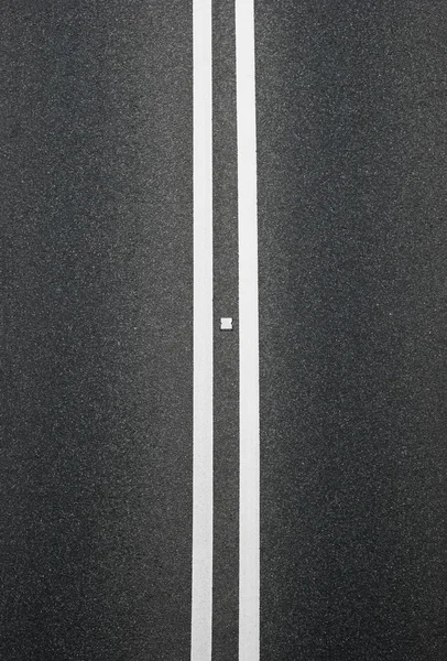 Dělič dvojlinkou žluté na asfaltu — Stock fotografie
