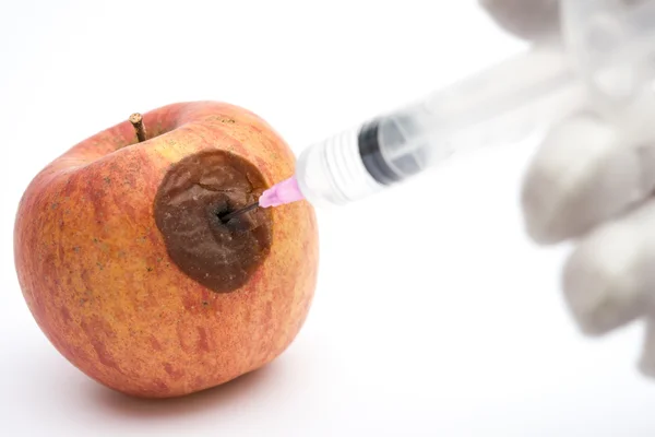 Dar uma injecção a uma maçã podre, conceito médico — Fotografia de Stock