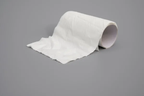 Toilettenpapier mit dem letzten Stück Gewebe auf grau — Stockfoto