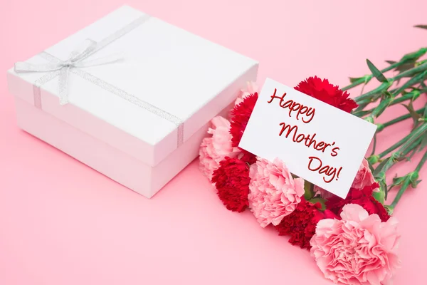Cartão de dia feliz da mãe e presente caixa e cravos — Fotografia de Stock