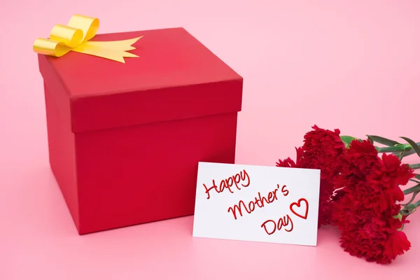 Cartão de dia feliz da mãe e caixa de presente vermelho e cravos — Fotografia de Stock
