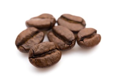 Beyaz arkaplanda kahve çekirdekleri