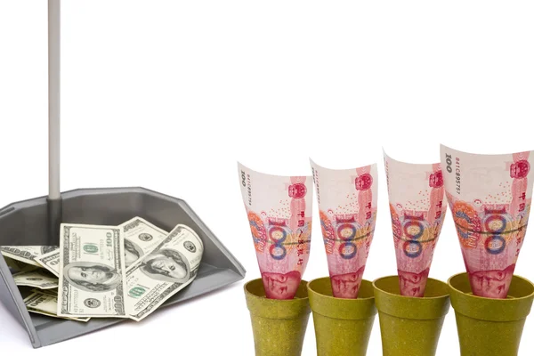 RMB stijgen en usd in vuilnisbak met uitknippad — Stockfoto